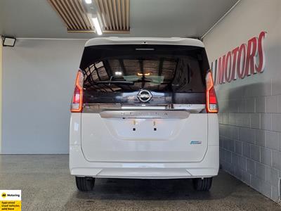 2017 Nissan Serena - Thumbnail