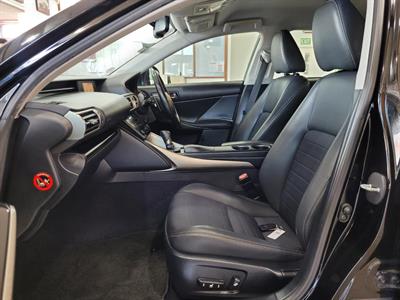 2013 Lexus IS 300h - Thumbnail