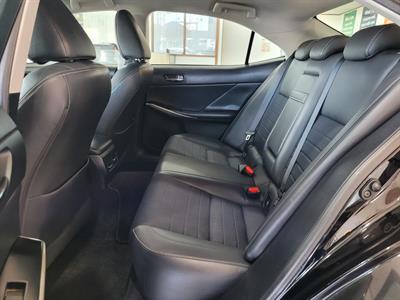 2013 Lexus IS 300h - Thumbnail