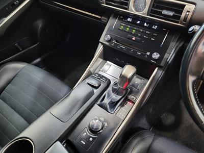 2013 Lexus IS 300h - Thumbnail