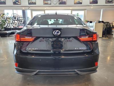 2013 Lexus IS 300h - Thumbnail