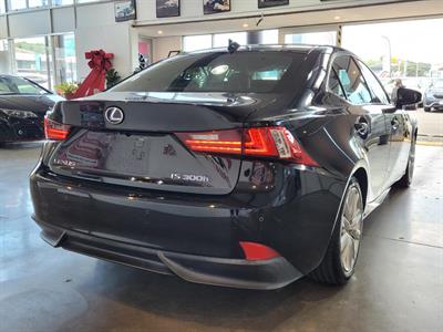 2013 Lexus IS 300h - Thumbnail