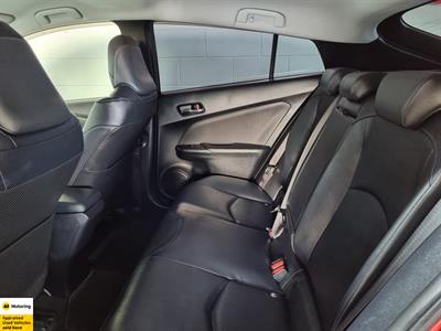 2016 Toyota Prius - Thumbnail