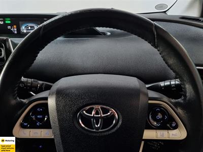 2016 Toyota Prius - Thumbnail