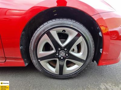 2016 Toyota Prius - Thumbnail