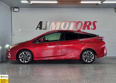 2016 Toyota Prius - Thumbnail