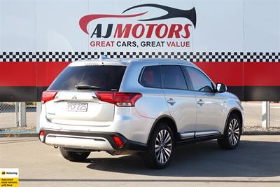 2022 Mitsubishi Outlander - Thumbnail