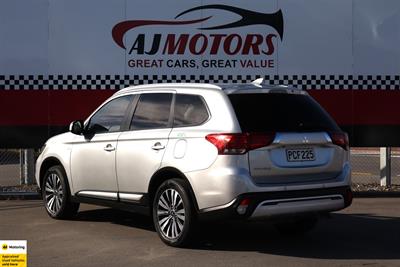 2022 Mitsubishi Outlander - Thumbnail