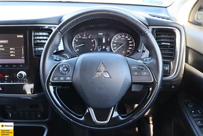 2022 Mitsubishi Outlander - Thumbnail