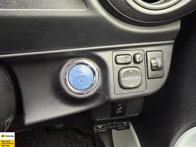 2012 Toyota Aqua - Thumbnail