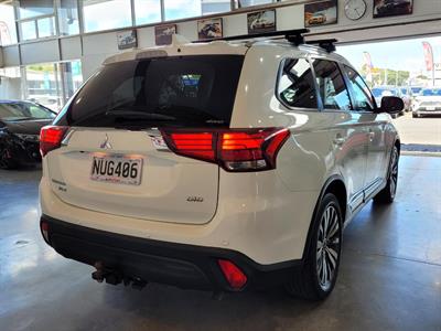 2021 Mitsubishi Outlander - Thumbnail