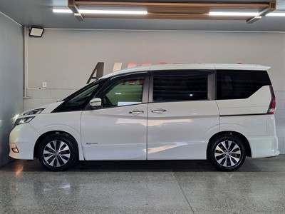 2017 Nissan Serena - Thumbnail