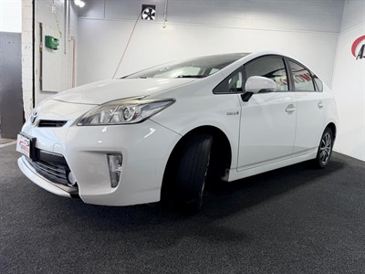 2014 Toyota Prius - Thumbnail