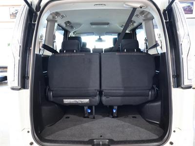 2015 Nissan Serena - Thumbnail