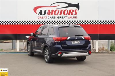 2022 Mitsubishi Outlander - Thumbnail