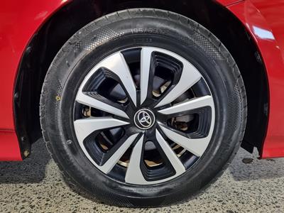 2016 Toyota Prius - Thumbnail
