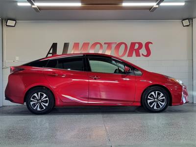 2016 Toyota Prius - Thumbnail