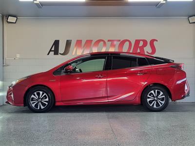 2016 Toyota Prius - Thumbnail