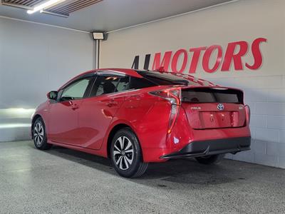 2016 Toyota Prius - Thumbnail
