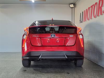 2016 Toyota Prius - Thumbnail