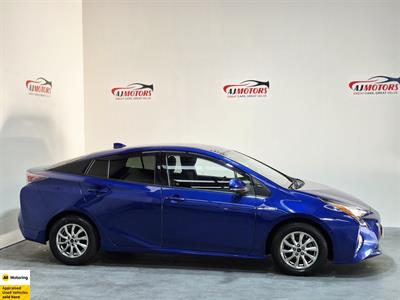 2016 Toyota Prius - Thumbnail
