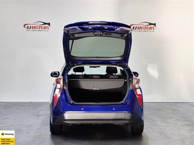 2016 Toyota Prius - Thumbnail