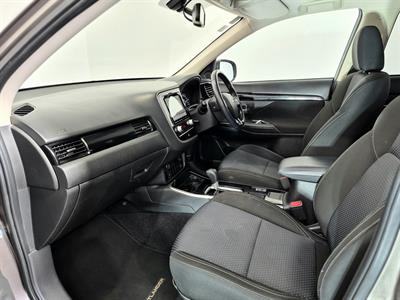 2022 Mitsubishi Outlander - Thumbnail