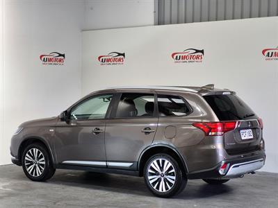 2022 Mitsubishi Outlander - Thumbnail