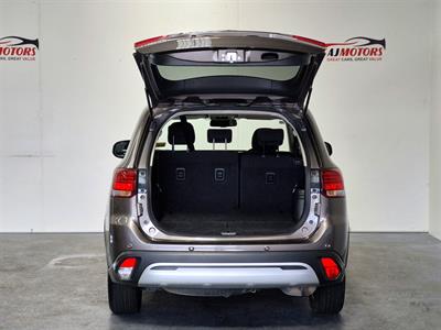 2022 Mitsubishi Outlander - Thumbnail