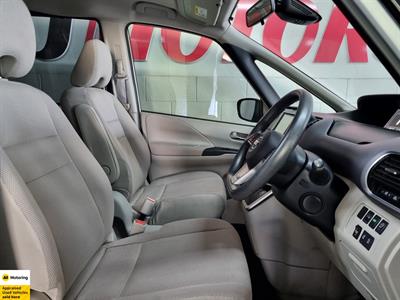 2017 Nissan Serena - Thumbnail