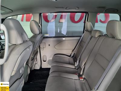 2017 Nissan Serena - Thumbnail