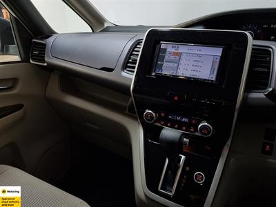 2017 Nissan Serena - Thumbnail