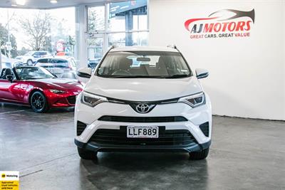 2018 Toyota RAV4 - Thumbnail