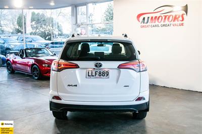 2018 Toyota RAV4 - Thumbnail