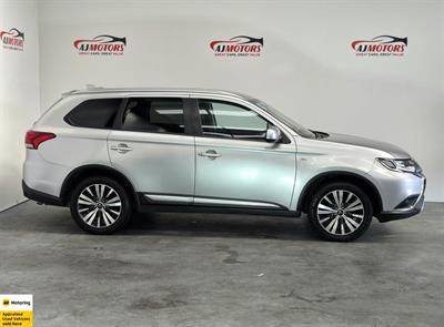 2022 Mitsubishi Outlander - Thumbnail