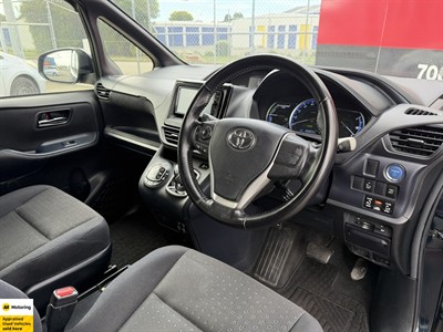 2014 Toyota Voxy - Thumbnail