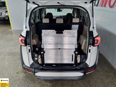 2017 Toyota Sienta - Thumbnail