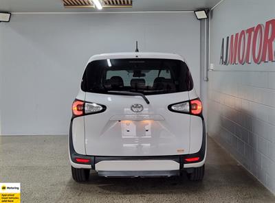 2017 Toyota Sienta - Thumbnail