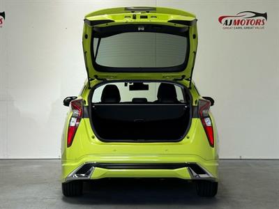 2017 Toyota Prius - Thumbnail