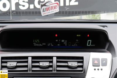 2012 Toyota Prius Alpha - Thumbnail