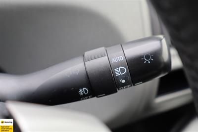 2012 Toyota Prius Alpha - Thumbnail