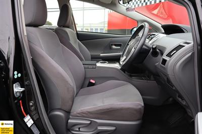 2012 Toyota Prius Alpha - Thumbnail