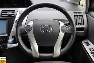 2012 Toyota Prius Alpha - Thumbnail