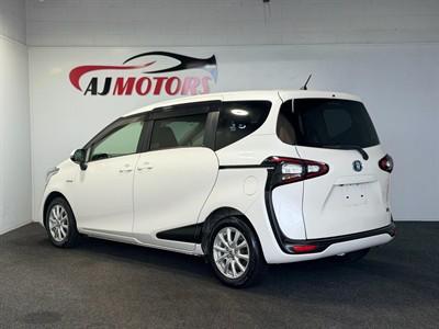 2016 Toyota Sienta - Thumbnail