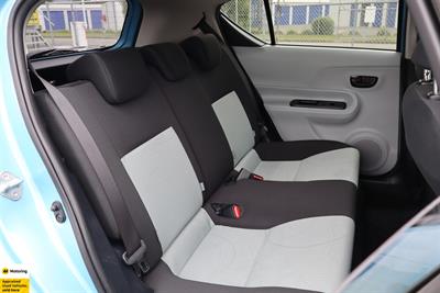 2013 Toyota Aqua - Thumbnail