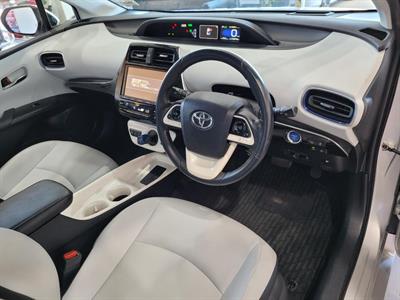 2017 Toyota Prius - Thumbnail