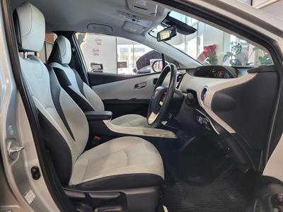 2017 Toyota Prius - Thumbnail