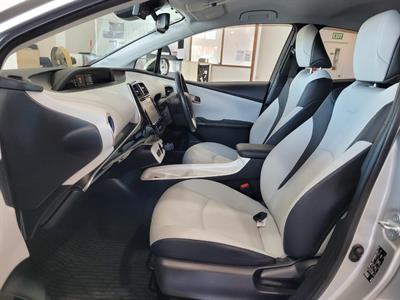 2017 Toyota Prius - Thumbnail