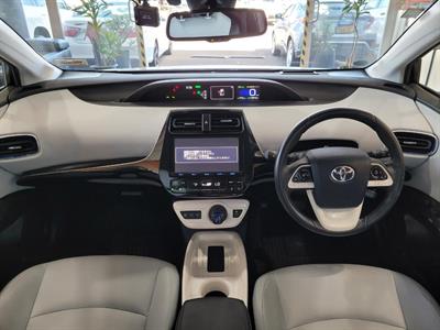 2017 Toyota Prius - Thumbnail