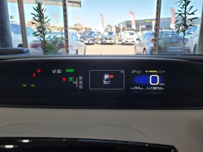 2017 Toyota Prius - Thumbnail